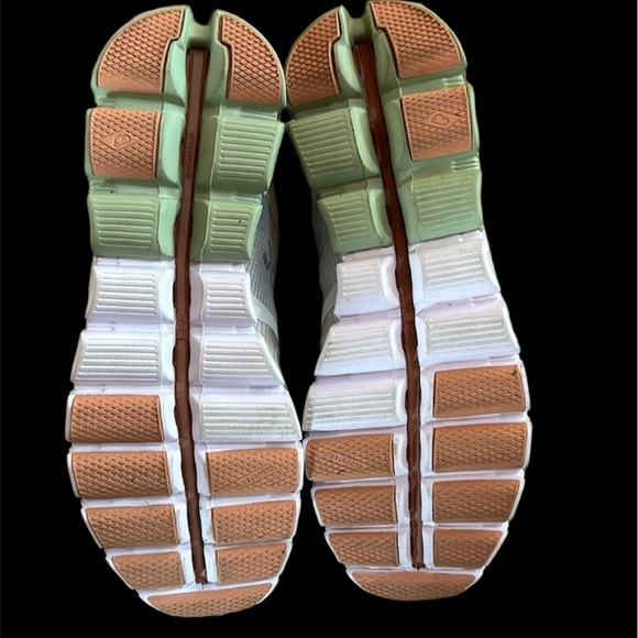 On Cloudflow Women’s Running Shoe In Aloe/White size 10.5 worn inside once - Picture 4 of 16